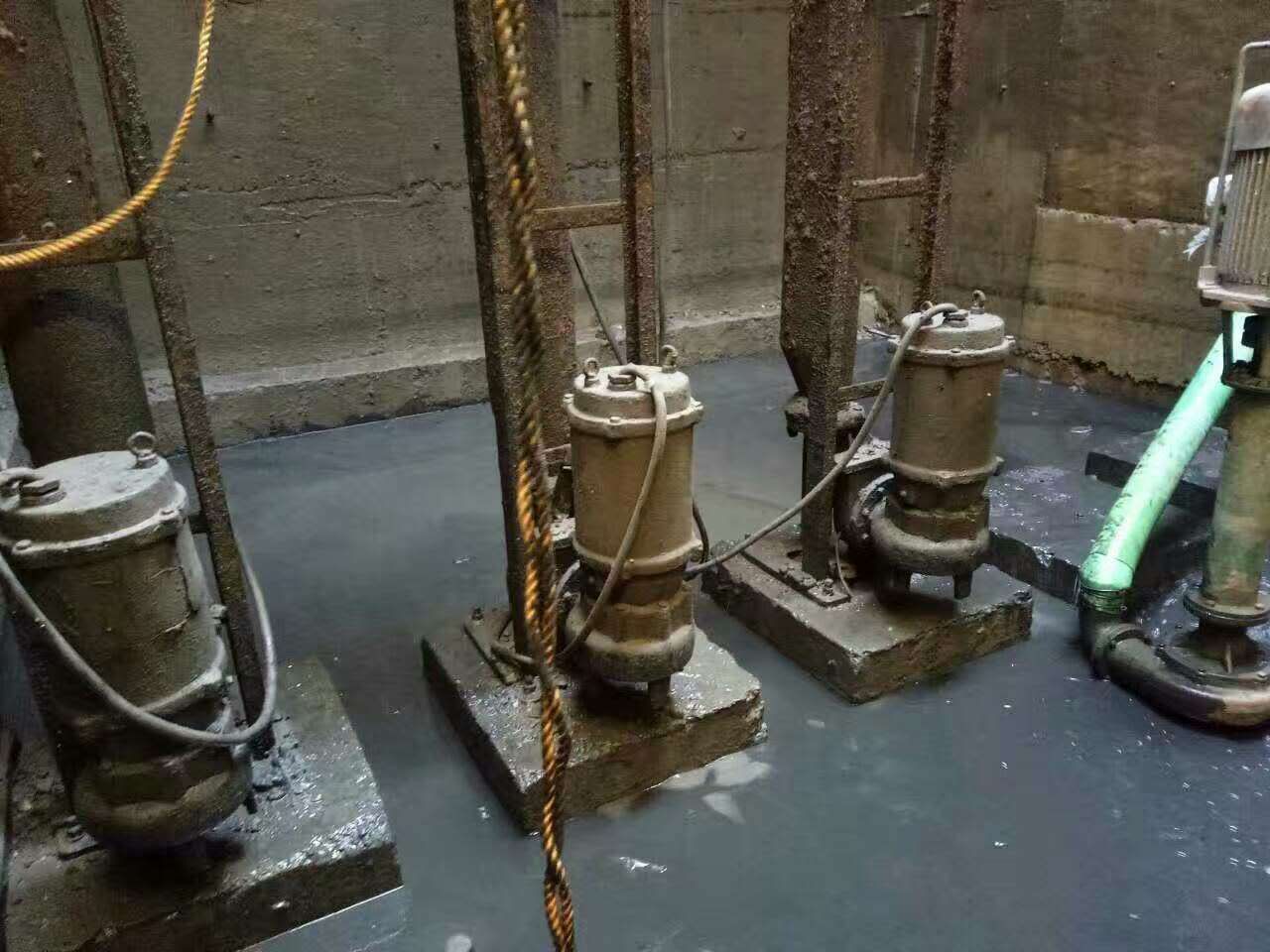 房县污水池清理