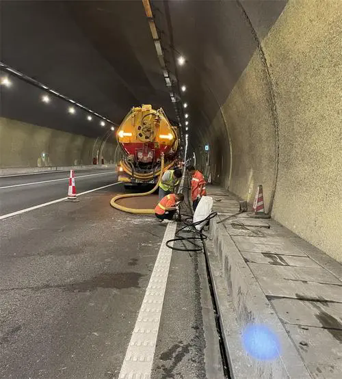 房县隧道排水渠清淤